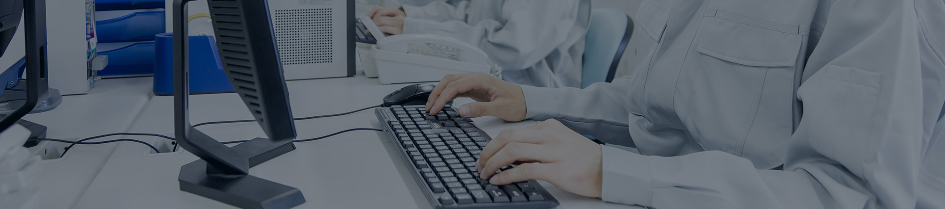  問い合わせしている様子の写真