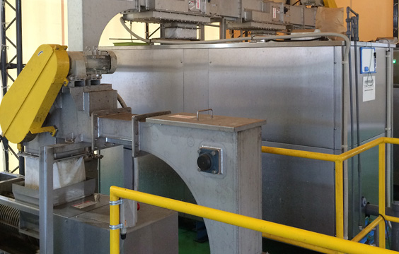 汚泥用フライトコンベヤ中間排出機構の写真