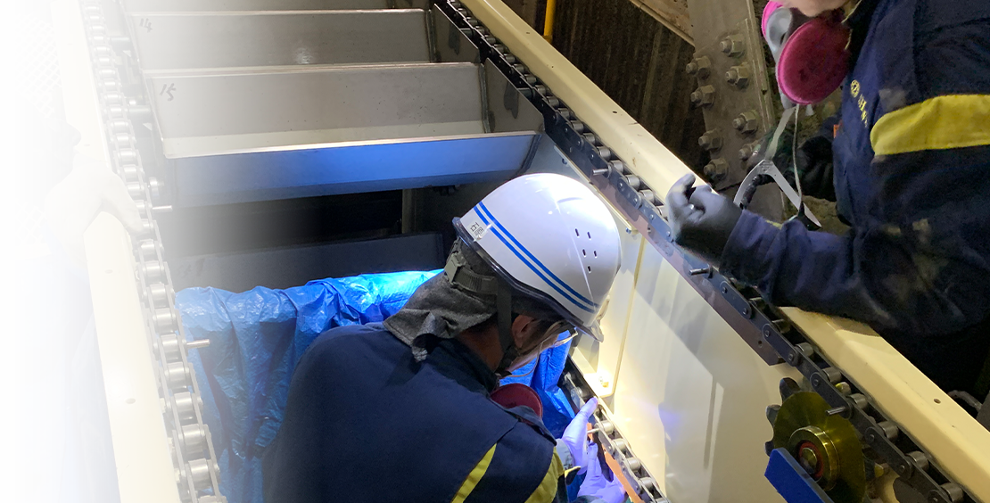 バケットコンベヤのテストをしている様子の写真